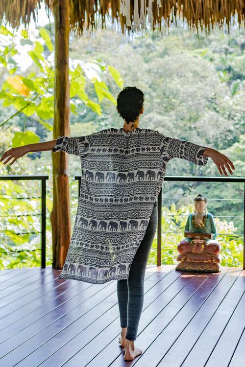Wellness-Retreats auf der Suche nach transformativen Erfahrungen. Yoga im Amor Arenal