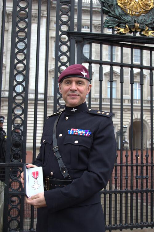 Im Alter von 16 Jahren trat er den Royal Marines bei und absolvierte Einsätze im Irak und in Afghanistan. Außerdem führte er ein Team von Reservisten der Armee durch die Antarktis, eine Reise, die 67 Tage dauerte. Louis Rudd Armee