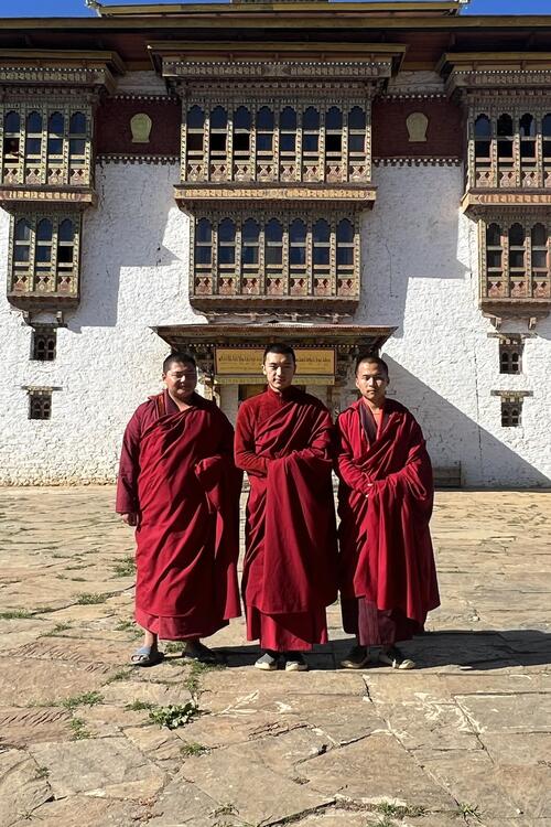 Bhutanische Mönche verbinden spirituelle Disziplin und akademische Studien, bewahren alte Traditionen und passen sich gleichzeitig der Moderne an. Mönche in Bhutan
