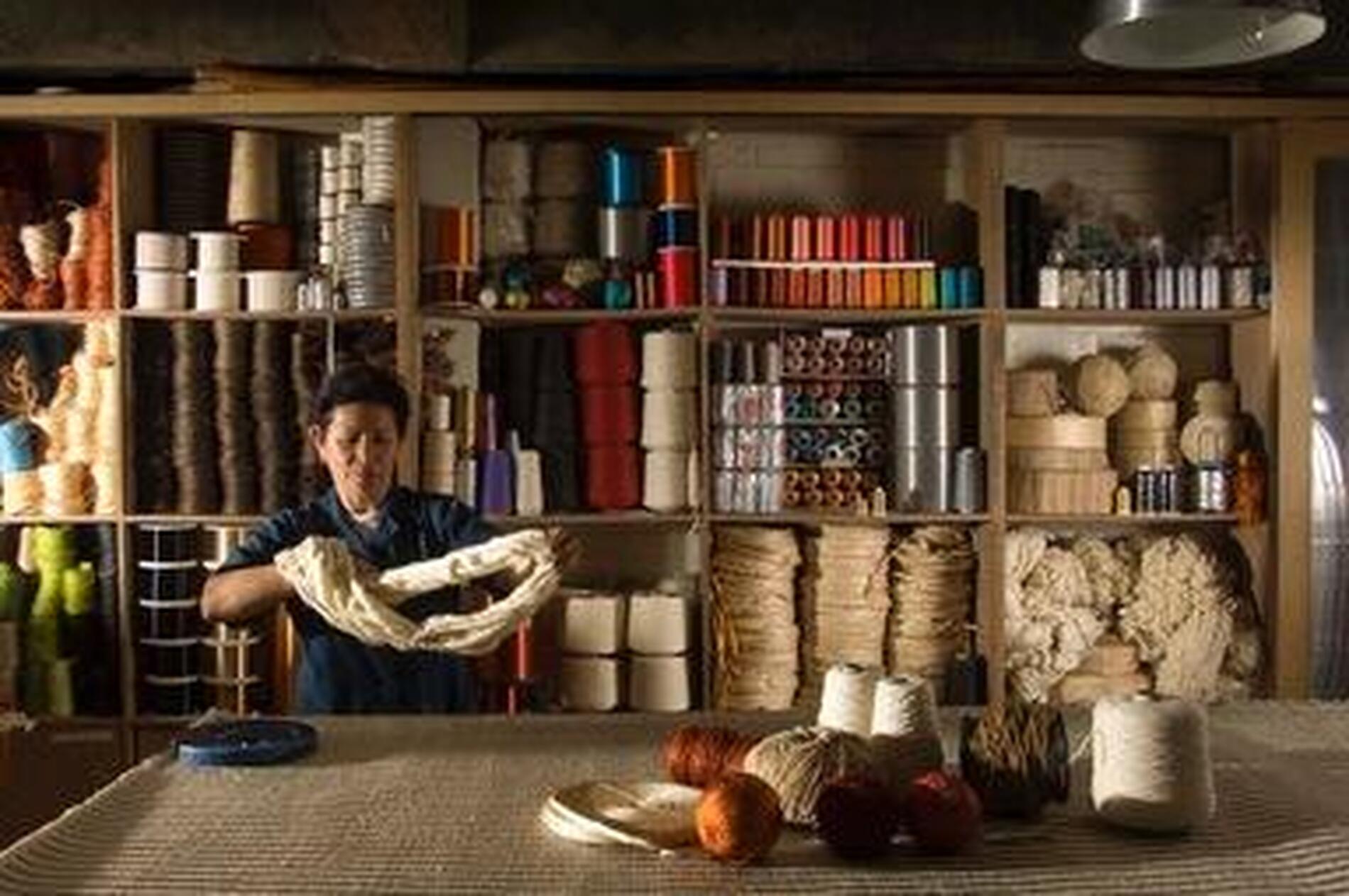 In der Werkstatt von Jorge Lizarazo, die sich in einem alten Lagerhaus südlich von Bogota befindet, werden Hunderte von Fasern aus verschiedenen Teilen der Welt gesammelt. jorge lizarazo entwarf textil hechizoo bogotá kolumbien