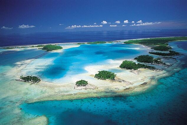 Die "Blaue Lagune" ist eine Lagune in der Lagune, umgeben von kleinen Inseln voller Kokospalmen und mit bedeutenden Korallenriffen an ihren Ufern. romantische Luxusreisen abgelegene Inseln Polynesien Blaue Lagune