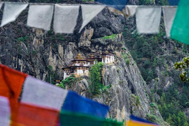 Taktstang ist ein Kloster, das auf einer Klippe im Paro-Tal in 3.120 Metern Höhe liegt. Sein Name bedeutet "Tigernest". luxusreisen Butan Takstang Tigernest Bhutan Glück