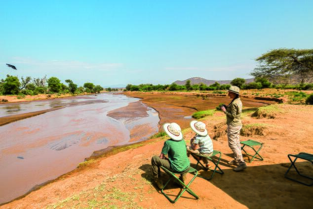 Warten auf die Ankunft der Tiere am Flussufer. familienreisen Erlebnis Luxus Abenteuer Südafrika