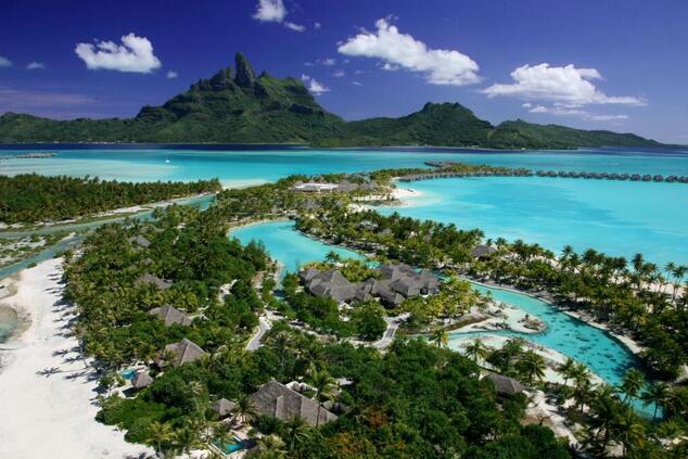 Im Zentrum von Bora Bora liegt der Otemanu, ein erloschener Vulkan mit einer Höhe von 727 Metern (2.727 Fuß). luxusreisen abgelegene inseln polynesien bora bora otemanu