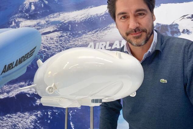 Gonzalo Gimeno, OceanSky-Botschafter, neben einem Modell des Luftschiffs Airlander 10. nachhaltige Luftfahrt Luftschiff oceanSky