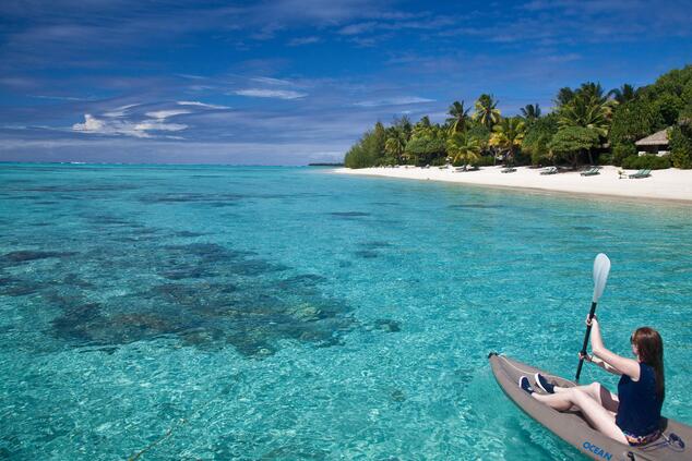 Die flache Küste ist ideal für Aktivitäten wie Kajakfahren. luxusreisen abgelegene inseln polynesien bora bora