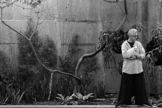 Jorge Lizarazo und Diego im Garten ihrer Hechizoo-Werkstatt in Bogotá. jorge lizarazo designer luxustextilien Kolumbien