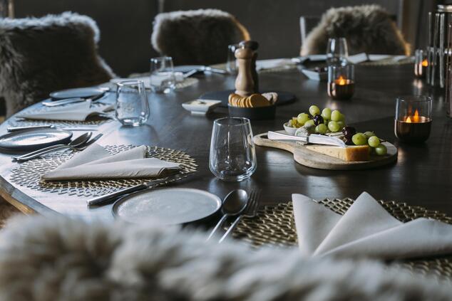 Dunkle Hölzer verleihen dem Interieur einen viktorianischen Touch und sind eine Hommage an das goldene Zeitalter der Polarforschung. Fotos: White Desert antarktis weiße wüste luxusreise.