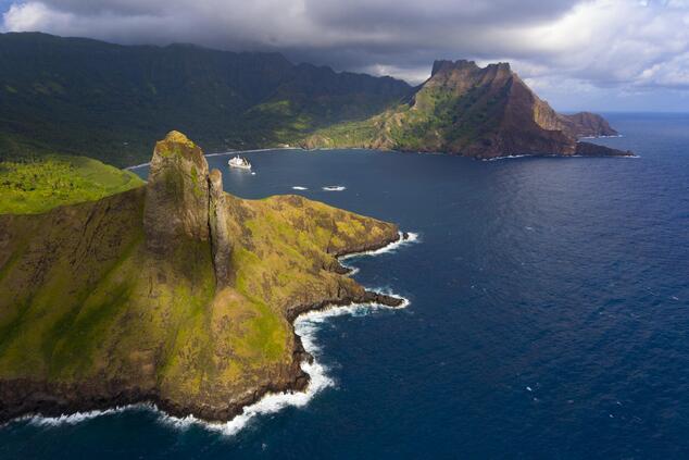 Im Gegensatz zu anderen polynesischen Inseln besteht die Landschaft der Marquesas aus Buchten und großen Steilküsten. luxuskreuzfahrt Polynesien Marquesas Inseln Aranui