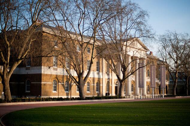 Die Saatchi Gallery wurde 1985 vom Kunsthändler Charles Saatchi gegründet, um seine Kunstsammlung der Öffentlichkeit zugänglich zu machen. saatchi galerie chelsea kunst london
