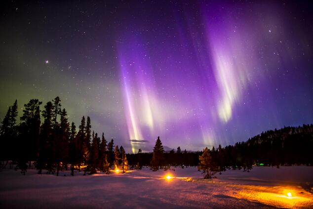 Der Kontakt mit Sauerstoff oder Stickstoff in der Erdatmosphäre ist der Grund für die unterschiedlichen Farben der Polarlichter. luxus-nordlichtreise schweden