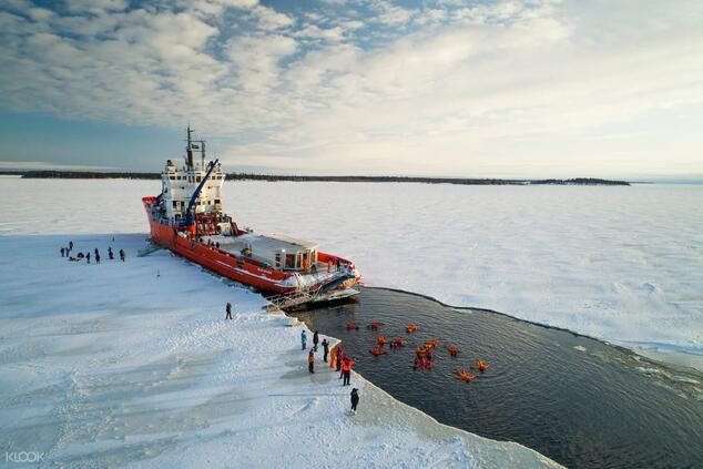 Bei der Durchfahrt durch die Eisdecke des Bottnischen Meerbusens bildet der Eisbrecher ein natürliches Wasserbecken, in dem man in Thermoanzügen baden kann. luxuskreuzfahrt rovaniemi eisbrecher
