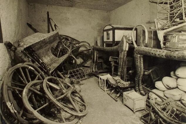 Nachdem die akribische Katalogisierungsarbeit abgeschlossen war, zog sich Carter aus der Archäologie zurück. Er lebte weiterhin zwischen seinem Haus bei Luxor und London, wo er 1939 starb. howard carter tutanchamun-grab.
