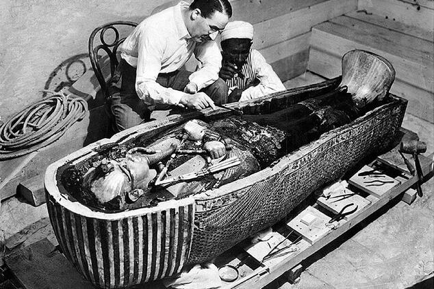 Howard Carter verbrachte zehn Jahre damit, die Tausende von Gegenständen im Grab des jungen Pharaos zu katalogisieren. howard carter tutanchamun-grab.