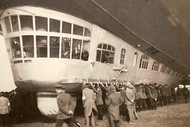 Die Graf Zeppelin beendet nach 21 Tagen Fahrt ihre erste Weltumrundung. Lady Grace Drummond-Hay Graf Zeppelin