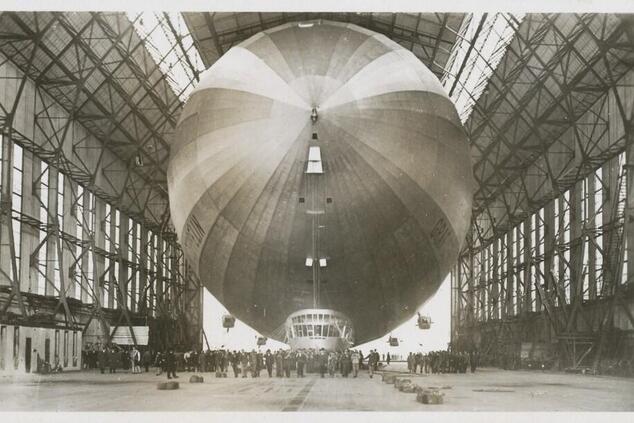 Im Inneren des Hangars ist die enorme Größe der Graf Zeppelin zu sehen, die insgesamt 143 Transatlantikflüge absolvierte. Pionierluftschiff Grace Drummond Graf Zeppelin