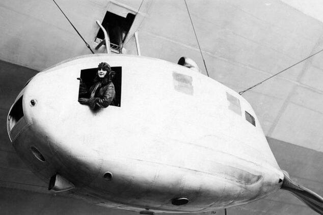 Lady Grace in einer der Maschinen der Graf Zeppelin. Lady Grace Drummond-Hay Graf Zeppelin