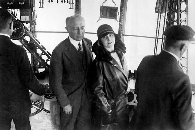Lady Grace Drummond-Hay mit ihrem Lebensgefährten und Partner Karl von Wiegand im Inneren des Graf Zeppelin. Pionierluftschiff Grace Drummond Graf Zeppelin