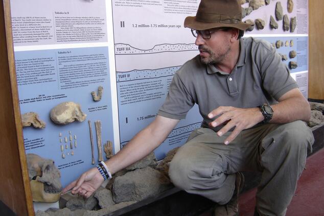 Der Naturforscher im Oldupai-Museum in Tansania. Foto: Archiv Jordi Serrallonga. Jordi Serrallonga, Archäologe und Naturforscher
