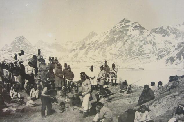 Antikes Bild, das ein "Gesangsduell" der Inuit illustriert. inuit-Gesangsduell