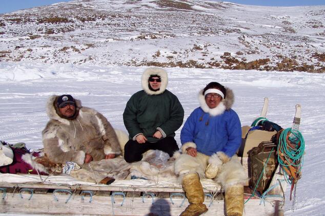 Francesc Bailón mit den Inuit-Jägern in Nordwestgrönland. inuit jäger grönland