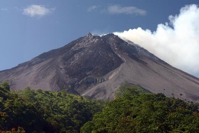 Der Mount Merapi in Jakarta ist der aktivste Vulkan Indonesiens. Seit 1548 ist er 69 Mal ausgebrochen. Mount Merapi Indonesischer Vulkan