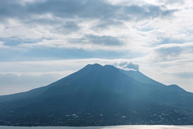 Bis 1914 war Sakurajima eine Insel, aber aufgrund eines großen Ausbruchs verfestigte sich die riesige Menge an Lava, die dabei freigesetzt wurde, und verband die Insel mit der Ōsumi-Halbinsel. sakurajima vulkan japan