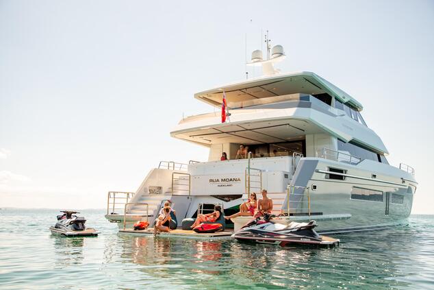 Die Erfahrung an Bord der Yacht ermöglicht es Ihnen, verschiedene Wasseraktivitäten zu praktizieren. luxusreisen neuseeland kreuzfahrt