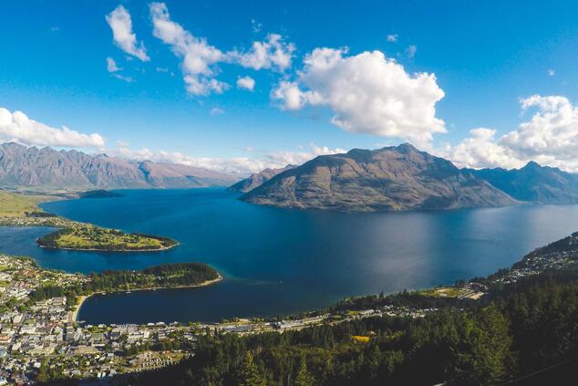 Queenstown, am Ufer des Lake Wakatipu gelegen, ist bekannt für Abenteuersportarten, aber auch als Ausgangspunkt für die Erkundung von Weinbergen und historischen Bergbaustädten. qeenstown reise neuseeland