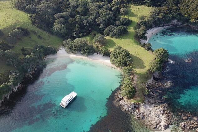 Die faszinierenden Strände und Lagunen Neuseelands lassen sich auf einer exklusiven privaten Yachtkreuzfahrt entdecken. luxuskreuzfahrt neuseeland