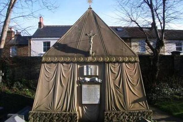 Richard F. Burton ist in diesem Grabmal im Beduinenstil in Surrey, England, begraben. grabmal richard francis burton surrey