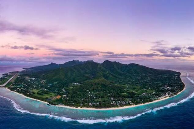 Rarotonga ist die Hauptinsel und zeichnet sich durch ihre grünen Zentralberge aus. rarotonga kochinseln luxusreisen