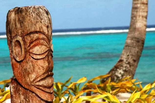 Holzschnitzereien im Maori-Stil sind Teil des traditionellen Kunsthandwerks auf den Inseln. rarotonga kochinseln luxusreisen