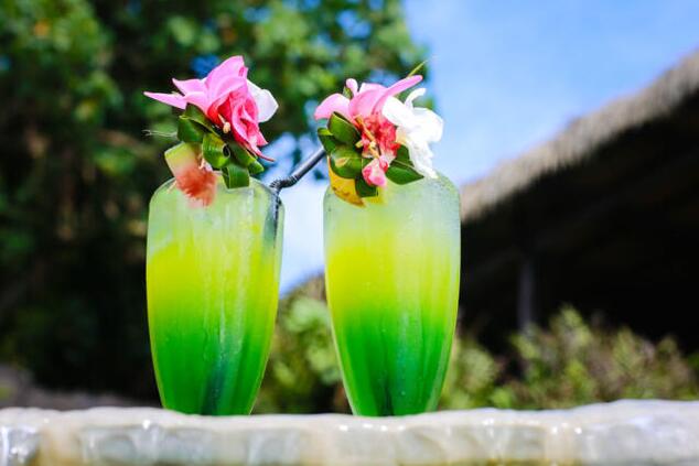 Die Farbenpracht und Kreativität, die auf allen Inseln zu finden sind, spiegeln sich in den Cocktails wider, die mit natürlichen Säften aus lokalen Früchten zubereitet werden. luxusreisen Kochinseln