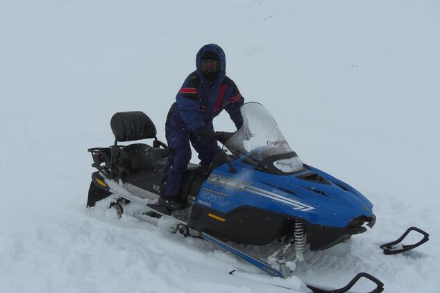 Das Schneemobil ist das ideale Fahrzeug, um auf der Suche nach Eisbären eine arktische Safari zu unternehmen. schneemobil Svalbard