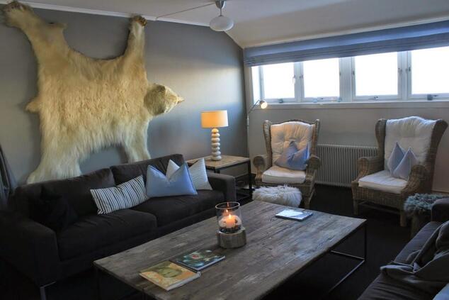 Das Hotel verfügt über eine moderne und gemütliche Einrichtung. isfjord radio svalbard.