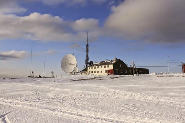 Isfjord Radio ist eine ehemalige Wetter- und Radiostation aus dem Jahr 1933, die heute zu einem einzigartigen Hotel umgebaut wurde. isfjord radio svalbard.