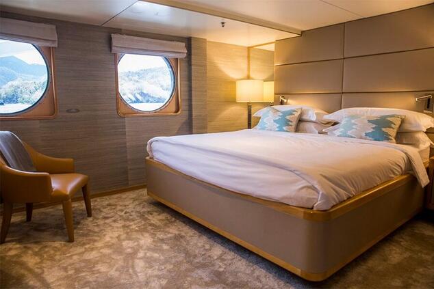 Aqua Blue verfügt über 15 exklusive Suiten mit einer eleganten und minimalistischen Innenausstattung. aqua blu luxus yacht indonesien raja ampat