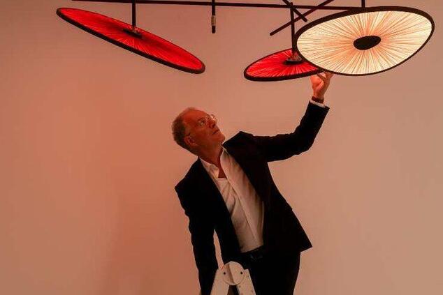 Albin platziert die Deckenleuchte Doiran lake auf der Design Miami.