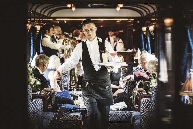 Die Tour wird von Champagner und Musik begleitet, und für ein umfassendes Erlebnis ist formelle Kleidung erforderlich. Venedig Simplon-Orient-Express.