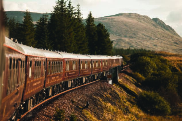 Der Royal Scotsman fährt durch das schottische Hochland zwischen Mooren, Hügeln und Seen.
