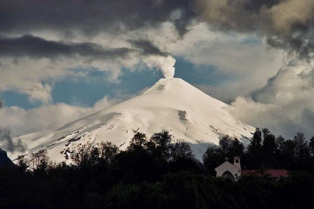 Der Villarrica ist ein Vulkan mit einer fast perfekten Kegelform, der in den südlichen chilenischen Anden liegt. vulkan villarrica chile