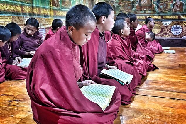 Mönche in einem Kloster in Bhutan.