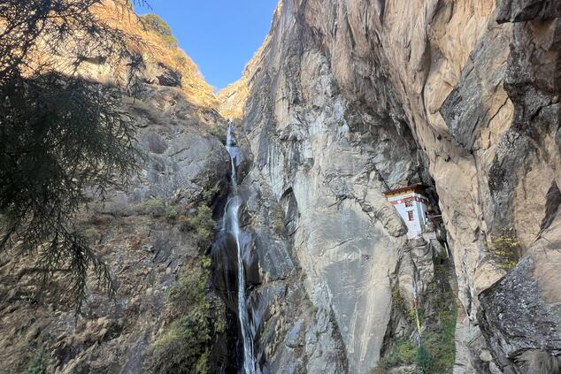 Blick auf Wasserfall und Tempel
