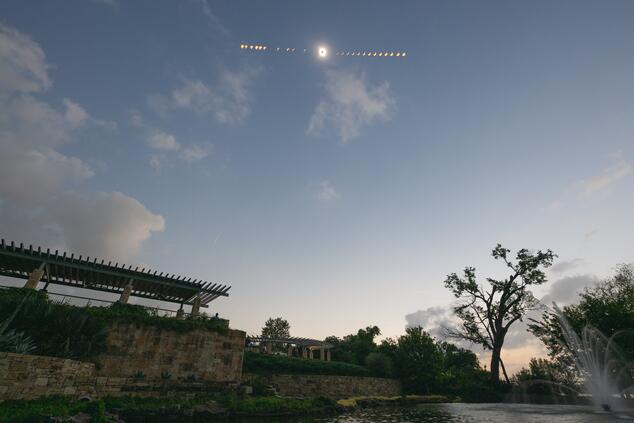 Mehrfachbelichtung der Sonnenfinsternis über Dallas im Jahr 2024. Foto: NASA, Keegan Barber. Sonnenfinsternis NASA Keegan Barber