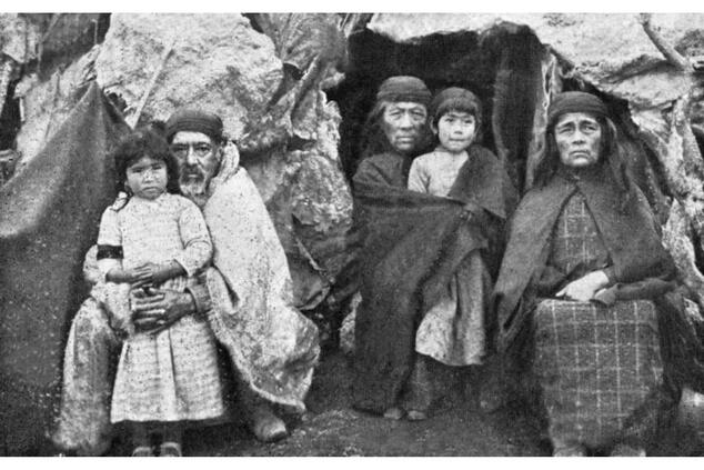 Eine Tehuelche-Familie vor einem traditionellen Zelt in Patagonien.