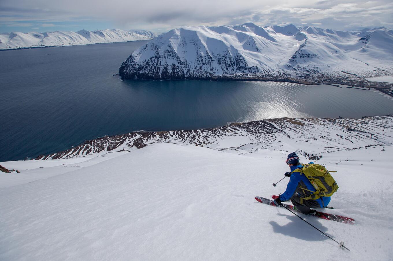 Das aufregende Erlebnis des Skifahrens am Meer in Island. luxus-Skierlebnis in Island