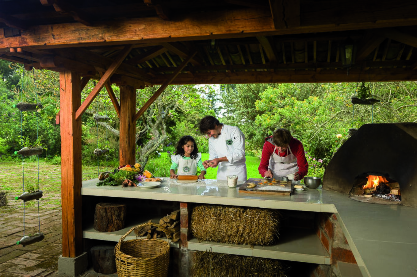 Auf der Hacienda Zuleta lernen wir, wie man eine ecuadorianische Ceviche zubereitet. familienausflug Ecuador Kochkurs auf der Hacienda Zuleta. Familienabenteuer