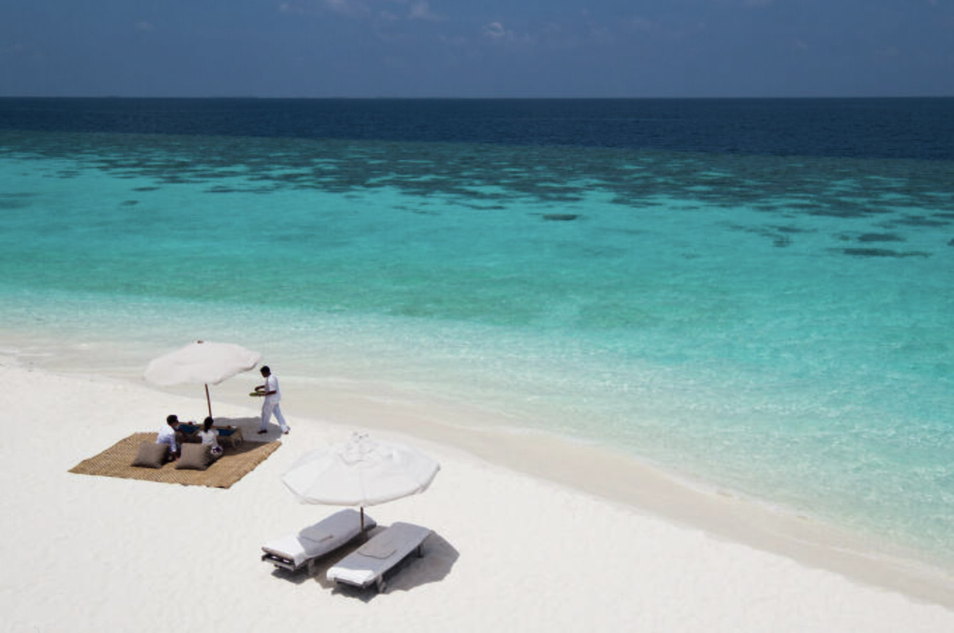 Wenn die Koralle stirbt, wird sie pulverisiert, bis sie den weißen Sand bildet, der den Korallensandstränden ihren Namen gibt. abgelegene luxusreisen maledivische inseln soneva fushi strand