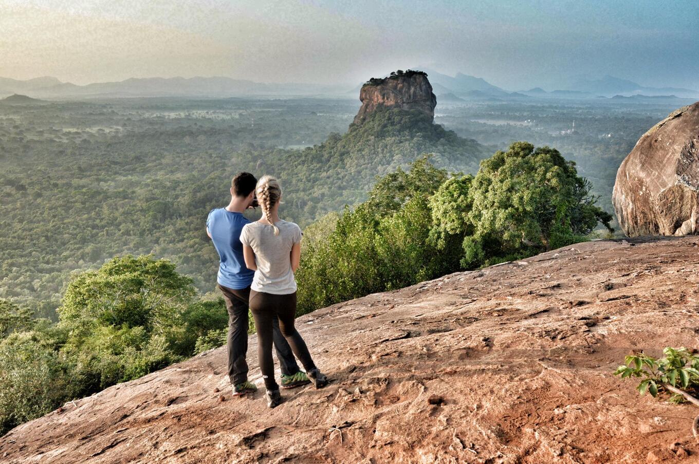 Der Berg Sigiriya ist eine archäologische Stätte, an der sich die Ruinen eines Klosters und eines alten Palastes befinden. luxusreisen sri lanka insel natur sigiriya lion rock